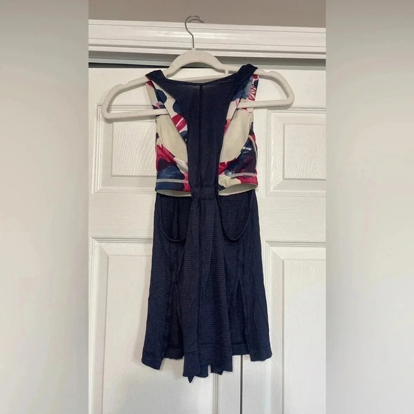 Lululemon Navy Blue Tank with built in bra sz 4 - Picture 2 of 2